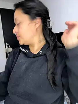 jjulietha95 online show from 11/05/25, 04:15