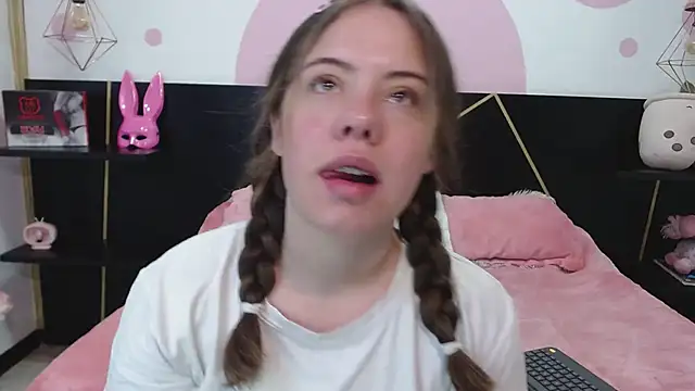 Snapshot of DanniAbbey chatting on 03/18/25, 11:44 DanniAbbey online show from 03/18/25, 11:44