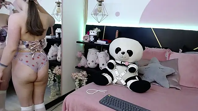 Snapshot of DanniAbbey chatting on 11/26/25, 12:05 DanniAbbey online show from 11/26/25, 12:05