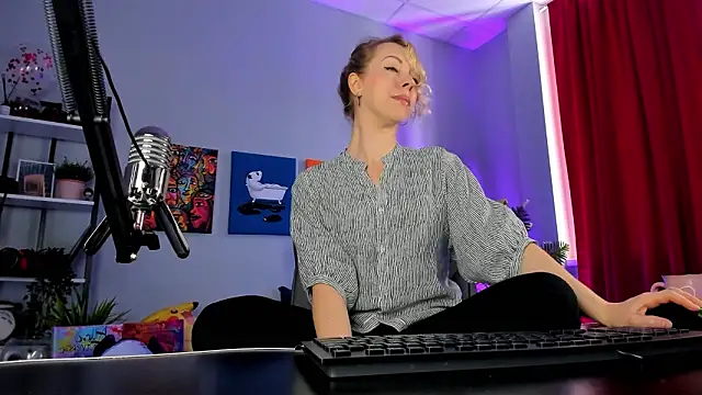 Snapshot of LylithSkye chatting on 02/25/26, 11:32 LylithSkye online show from 02/25/26, 11:32