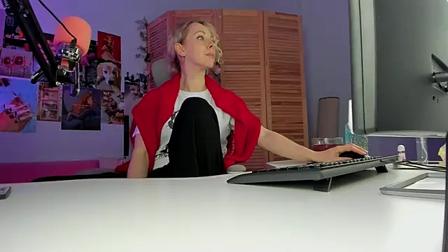 Snapshot of LylithSkye chatting on 03/06/25, 02:40 LylithSkye online show from 03/06/25, 02:40