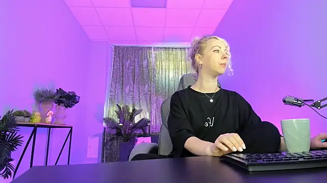 Snapshot of LylithSkye chatting on 09/10/25, 10:58 LylithSkye online show from 09/10/25, 10:58