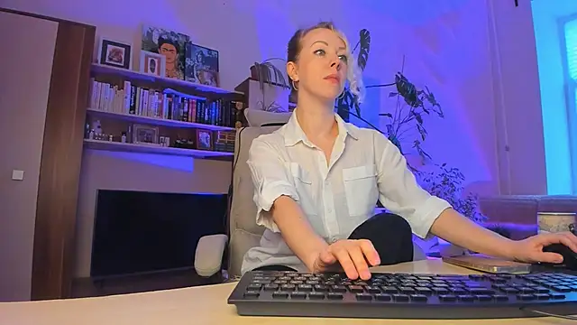 Snapshot of LylithSkye chatting on 04/13/26, 02:21 LylithSkye online show from 04/13/26, 02:21