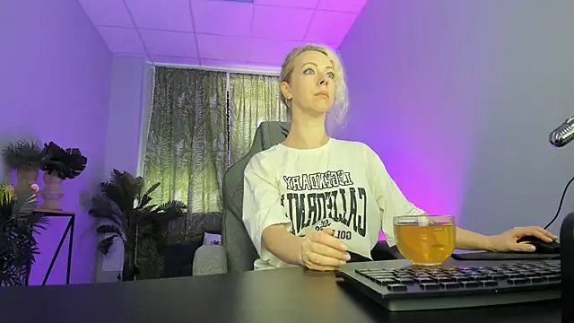 Snapshot of LylithSkye chatting on 09/18/25, 10:40 LylithSkye online show from 09/18/25, 10:40