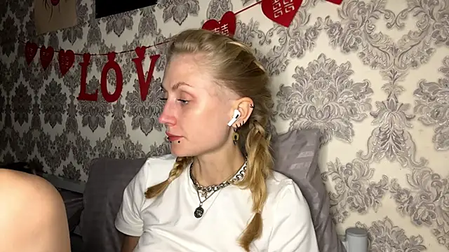 Snapshot of MarthaGees chatting on 10/14/25, 04:18 MarthaGees online show from 10/14/25, 04:18