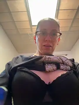 Snapshot of miss_hanna07 chatting on 10/17/25, 09:05 miss hanna07 online show from 10/17/25, 09:05