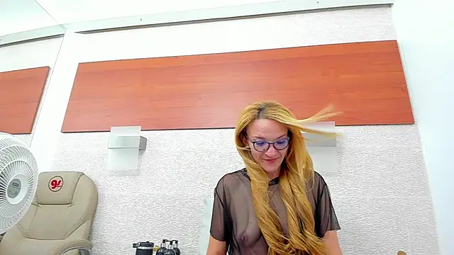 Snapshot of maddy_cartter chatting on 11/24/25, 11:21 maddy cartter online show from 11/24/25, 11:21