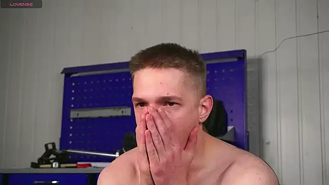 Snapshot of dustyn_fox chatting on 12/20/25, 03:04 dustyn fox online show from 12/20/25, 03:04