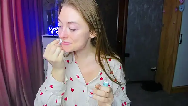 Snapshot of Demure_Smile chatting on 09/18/25, 04:15 Demure Smile online show from 09/18/25, 04:15