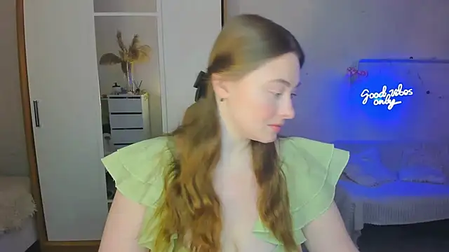 Snapshot of Demure_Smile chatting on 02/08/25, 07:04 Demure Smile online show from 02/08/25, 07:04