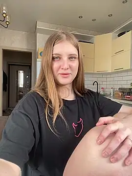 MollyDolle online show from 04/28/26, 01:15