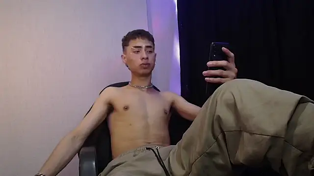 Snapshot of sexybat_twink chatting on 03/21/25, 08:06 sexybat twink online show from 03/21/25, 08:06