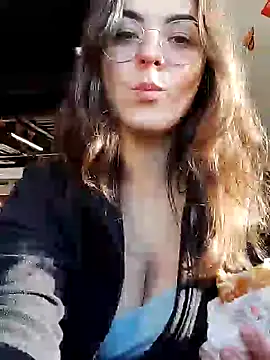 Snapshot of Alicia_Hot1 chatting on 12/12/24, 02:33 Alicia Hot1 online show from 12/12/24, 02:33