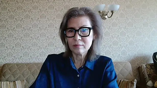 Elegant00Lady online show from 11/18/25, 10:07