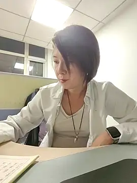 Snapshot of majlee2024 chatting on 10/31/25, 01:52 majlee2024 online show from 10/31/25, 01:52