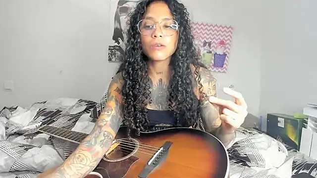 Snapshot of Ama_music chatting on 02/15/25, 07:39 Ama music online show from 02/15/25, 07:39