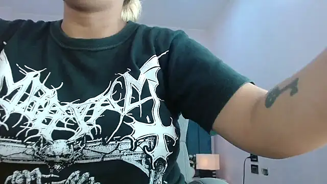 Snapshot of april_bunnyy chatting on 07/10/26, 08:42 april bunnyy online show from 07/10/26, 08:42