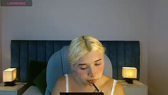 Snapshot of april_bunnyy chatting on 03/01/25, 04:22 april bunnyy online show from 03/01/25, 04:22