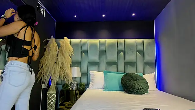 Larabrooks online show from 12/02/25, 07:04