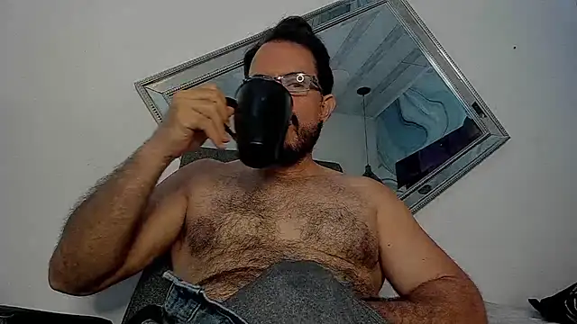 Snapshot of SbasTone_Muscle chatting on 10/11/25, 01:23 SbasTone Muscle online show from 10/11/25, 01:23