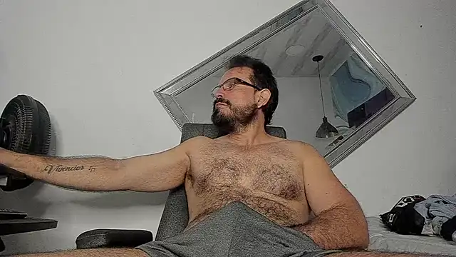 Snapshot of SbasTone_Muscle chatting on 10/10/25, 01:12 SbasTone Muscle online show from 10/10/25, 01:12