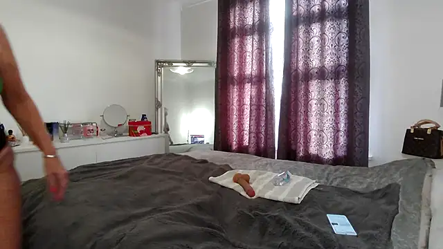 Snapshot of TanyaTaylor45 chatting on 11/23/25, 01:32 TanyaTaylor45 online show from 11/23/25, 01:32