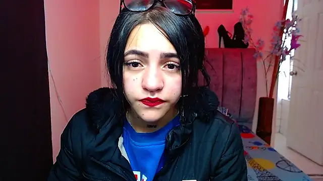 Snapshot of Violettasquirt chatting on 10/17/25, 01:35 Violettasquirt online show from 10/17/25, 01:35