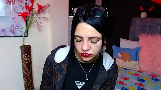 Violettasquirt online show from 11/18/25, 02:53