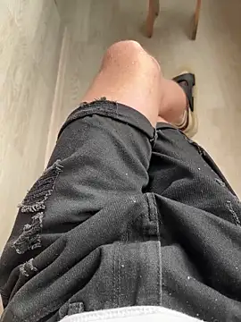 Snapshot of red_red00 chatting on 10/15/25, 12:02 red red00 online show from 10/15/25, 12:02