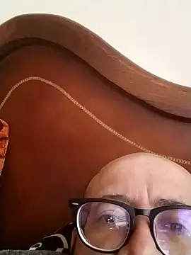 Snapshot of horfet chatting on 10/18/25, 01:35 horfet online show from 10/18/25, 01:35