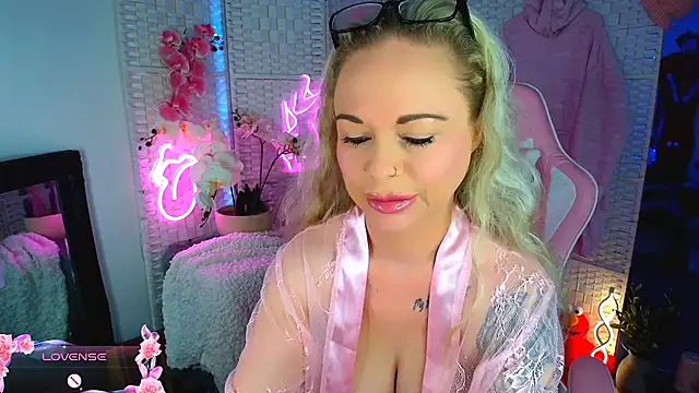 Snapshot of EllieKarrX chatting on 01/21/25, 09:25 EllieKarrX online show from 01/21/25, 09:25