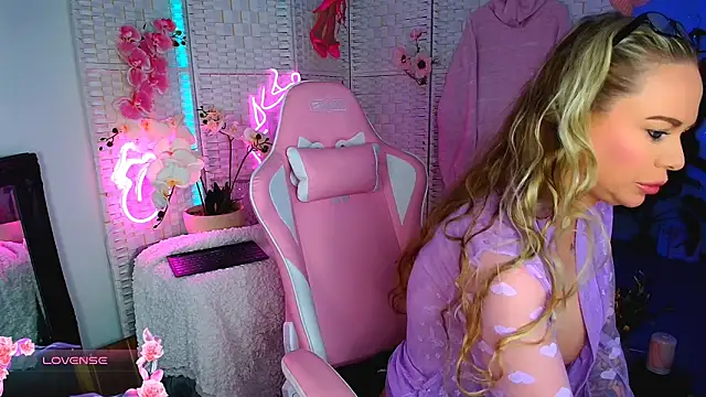 Snapshot of EllieKarrX chatting on 01/25/25, 08:42 EllieKarrX online show from 01/25/25, 08:42