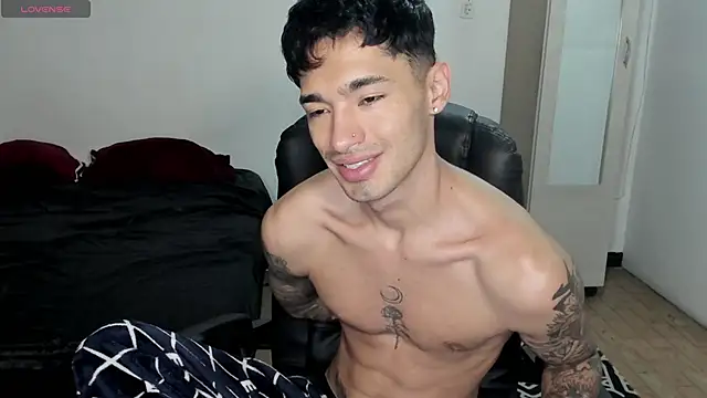 Snapshot of Damon__333 chatting on 02/16/26, 01:04 Damon 333 online show from 02/16/26, 01:04