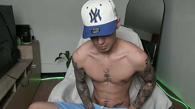 Snapshot of Damon__333 chatting on 12/20/25, 05:05 Damon 333 online show from 12/20/25, 05:05