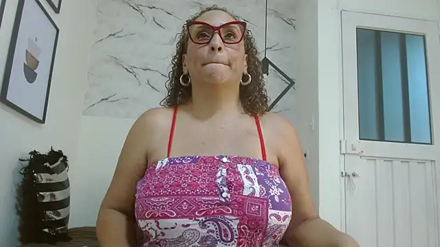 EvaMills1 online show from 10/27/25, 07:48