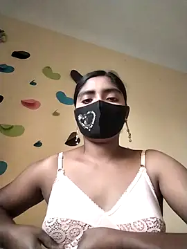 Snapshot of Lina-Rose chatting on 03/05/25, 12:38 Lina-Rose online show from 03/05/25, 12:38