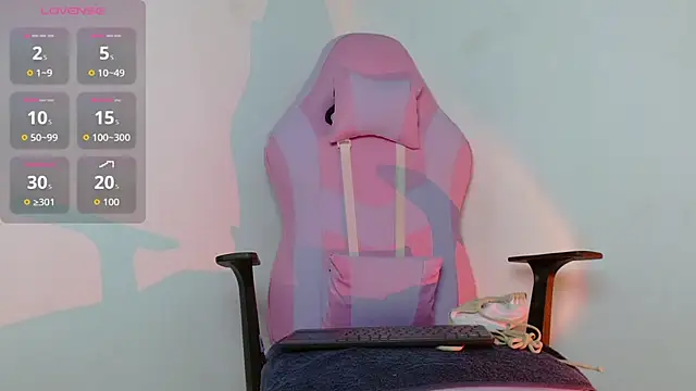 yulissa18 online show from 11/28/25, 04:23