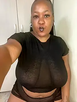 Snapshot of Missmoox24 chatting on 10/21/25, 10:36 Missmoox24 online show from 10/21/25, 10:36