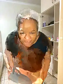 Snapshot of Missmoox24 chatting on 10/29/25, 08:19 Missmoox24 online show from 10/29/25, 08:19