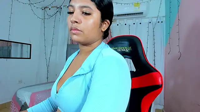 Snapshot of valentina_0_ chatting on 11/14/25, 08:23 valentina 0 online show from 11/14/25, 08:23