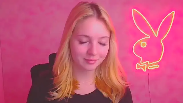 Snapshot of Milka_kiss_ chatting on 11/13/25, 12:31 Milka kiss online show from 11/13/25, 12:31