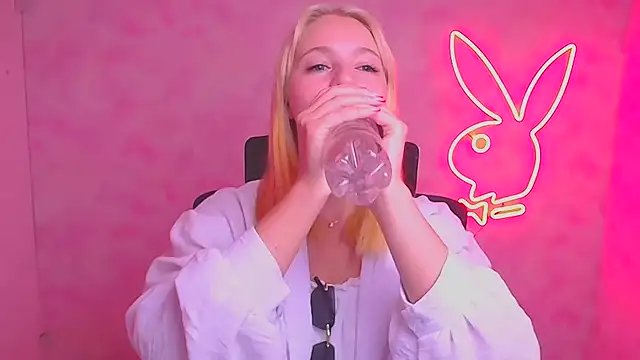 Snapshot of Milka_kiss_ chatting on 09/16/25, 05:52 Milka kiss online show from 09/16/25, 05:52