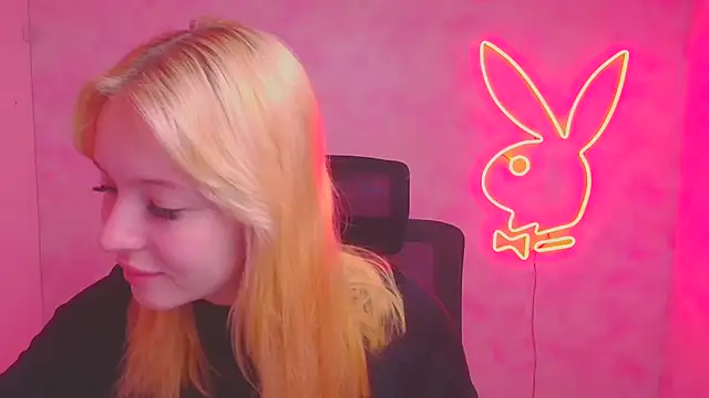 Snapshot of Milka_kiss_ chatting on 10/15/25, 08:55 Milka kiss online show from 10/15/25, 08:55