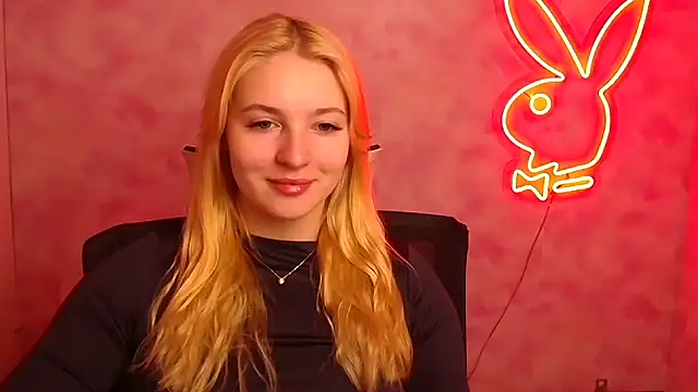 Snapshot of Milka_kiss_ chatting on 03/23/25, 06:58 Milka kiss online show from 03/23/25, 06:58