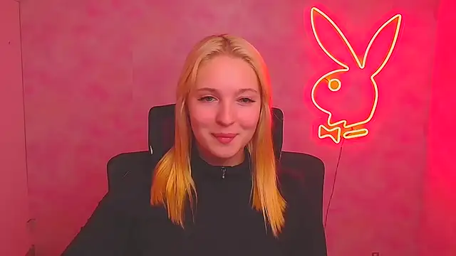 Snapshot of Milka_kiss_ chatting on 10/02/25, 01:25 Milka kiss online show from 10/02/25, 01:25