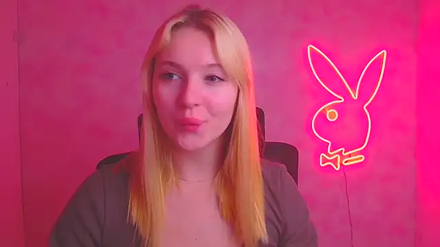 Snapshot of Milka_kiss_ chatting on 11/17/25, 01:04 Milka kiss online show from 11/17/25, 01:04