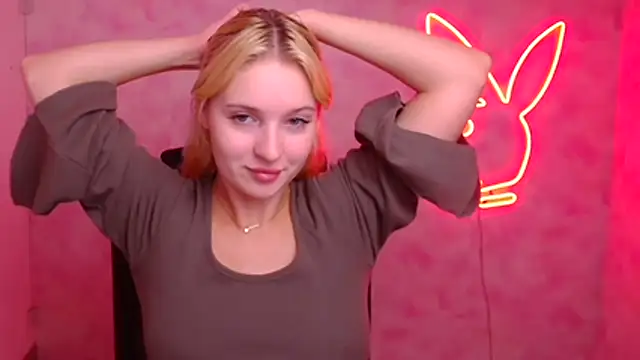 Snapshot of Milka_kiss_ chatting on 10/24/25, 11:53 Milka kiss online show from 10/24/25, 11:53