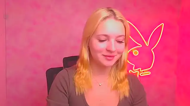 Snapshot of Milka_kiss_ chatting on 10/17/25, 05:44 Milka kiss online show from 10/17/25, 05:44