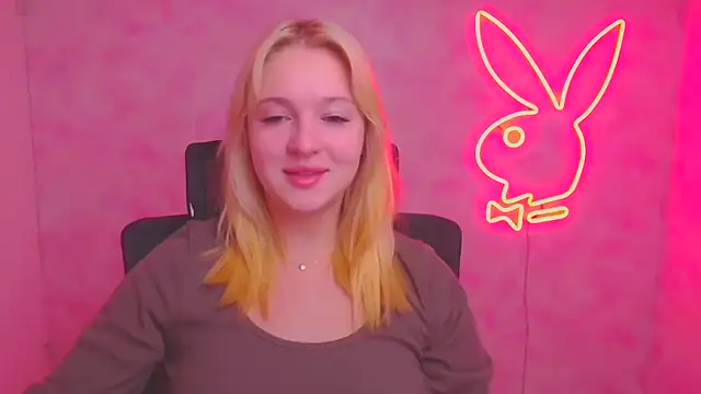 Snapshot of Milka_kiss_ chatting on 10/14/25, 05:41 Milka kiss online show from 10/14/25, 05:41