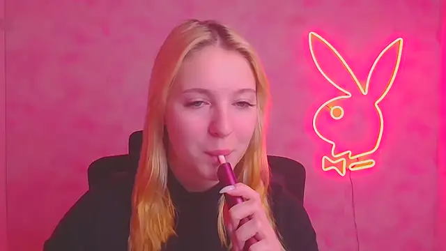 Snapshot of Milka_kiss_ chatting on 11/12/25, 06:50 Milka kiss online show from 11/12/25, 06:50